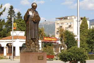 Der Heilige Kliment vor Mc Donald's