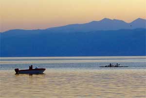 Ohrid-See mit Anglern im Abendlicht