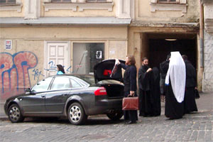 Priester vor der Kirchenverwaltung